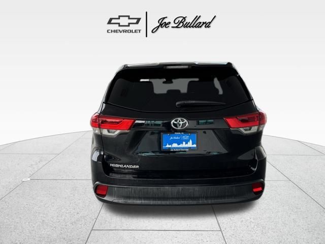 2019 Toyota Highlander LE photo 4