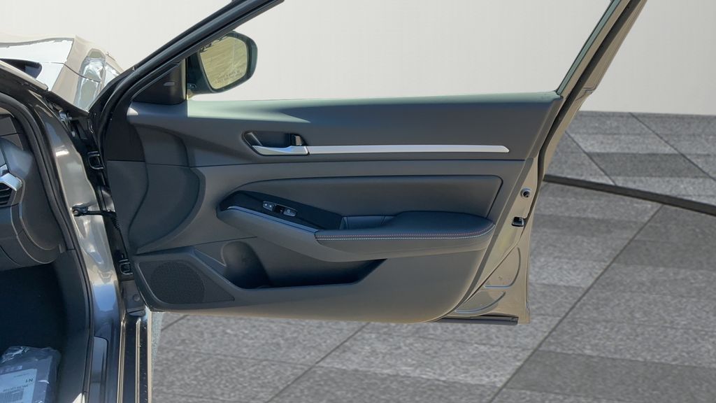 2025 Nissan Altima 2.5 SR photo 2