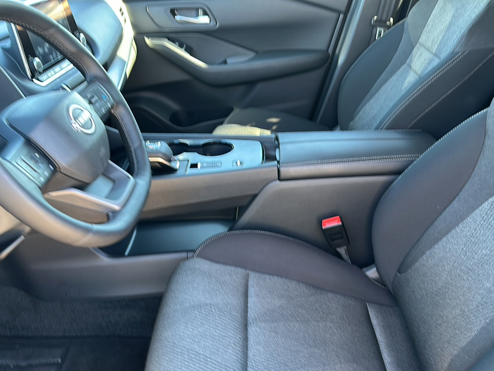 2025 Nissan Rogue SV photo 2