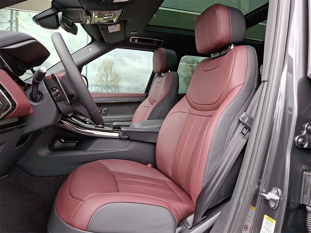 2025 Land Rover Range Rover Sport SE photo 8