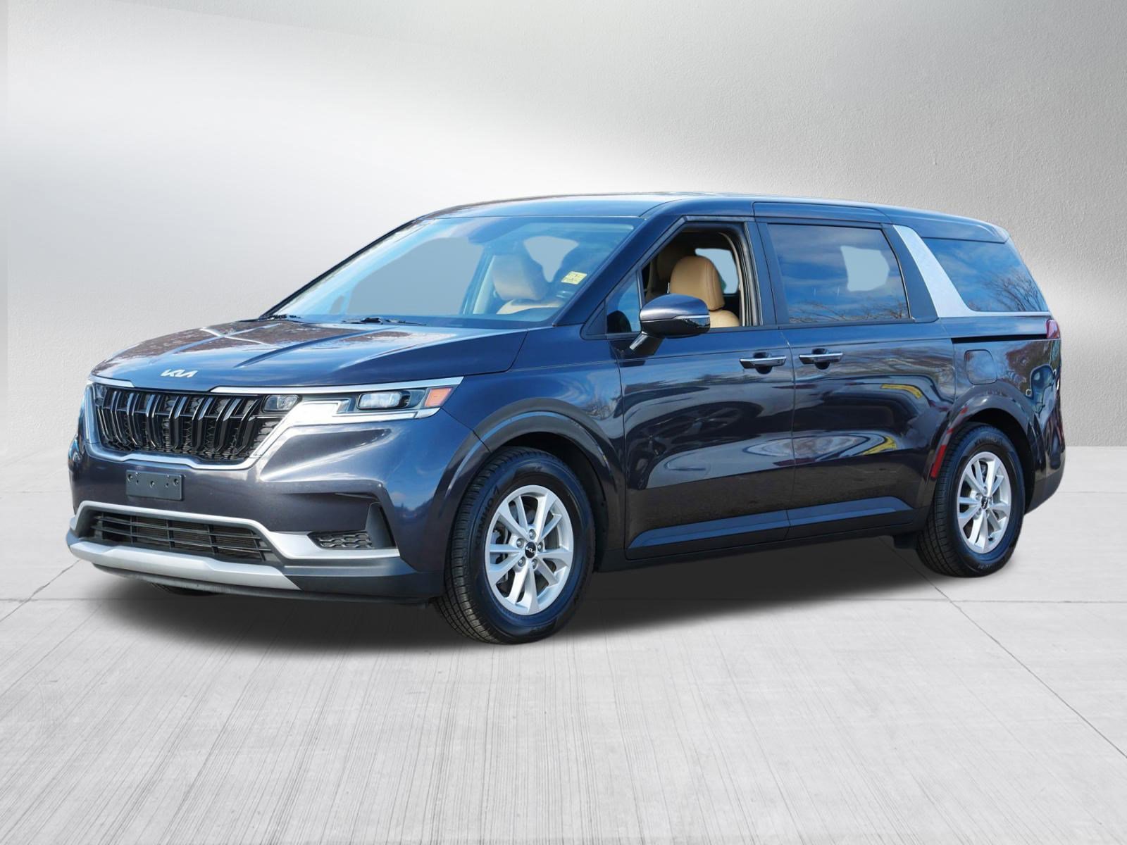 2024 Kia Carnival LX photo 3