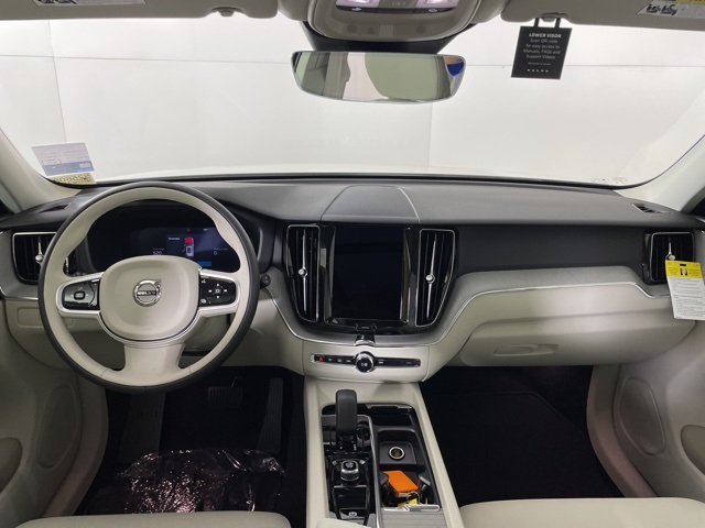 2025 Volvo XC60 T8 Plus photo 32