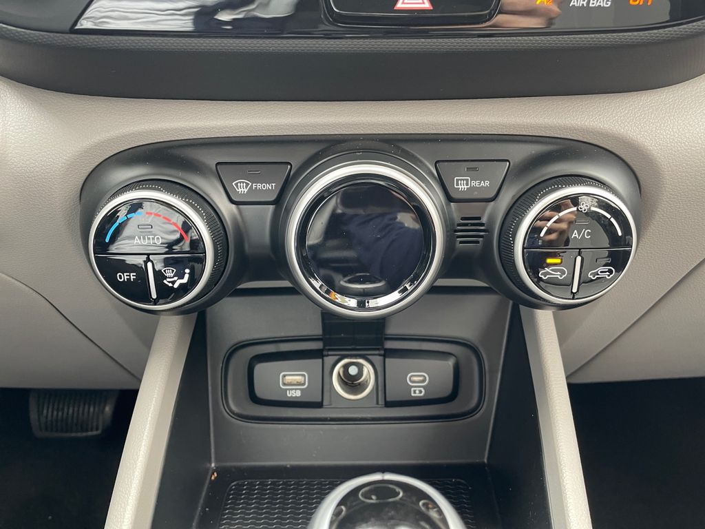 2024 Hyundai Venue SEL photo 2