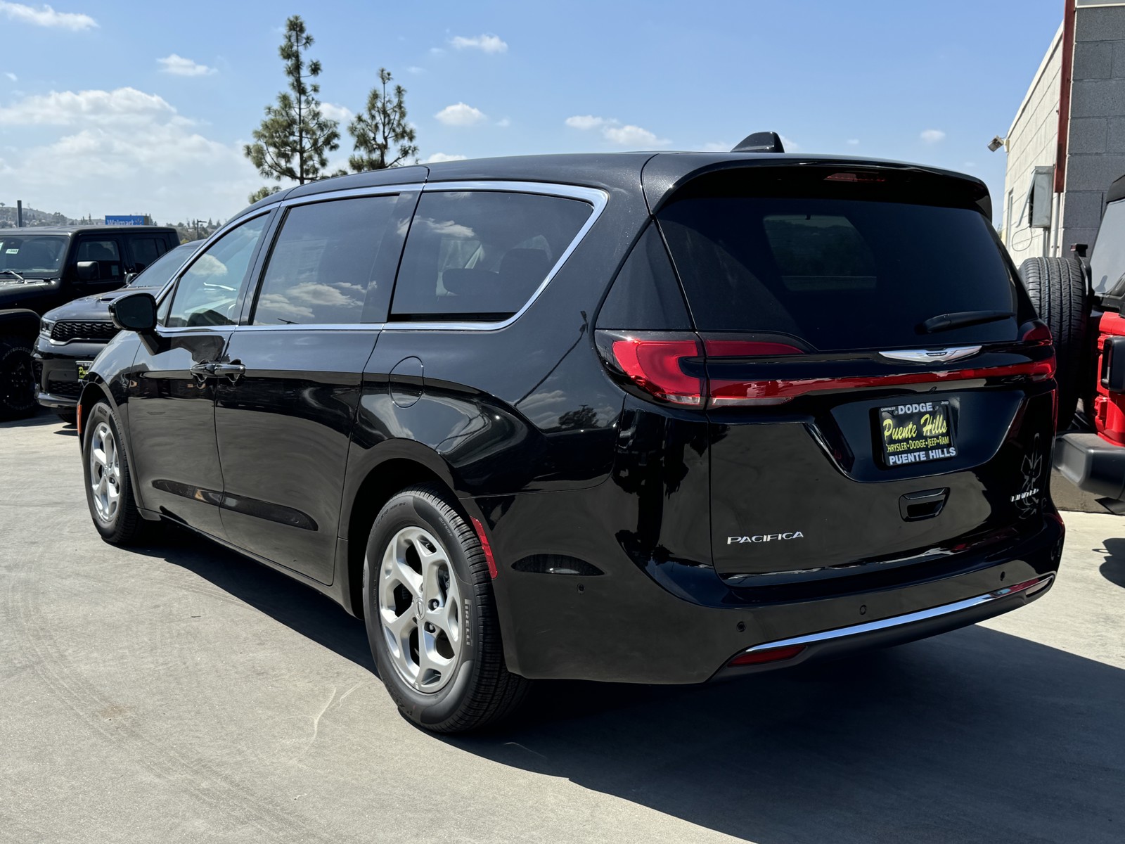 2024 Chrysler Pacifica Limited photo 3