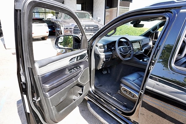 2023 Jeep Wagoneer L Series II photo 38