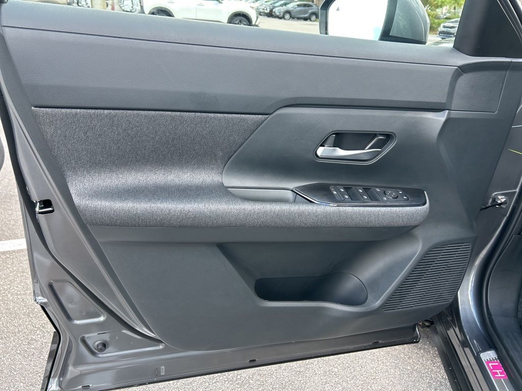 2025 Nissan Kicks SV photo 10