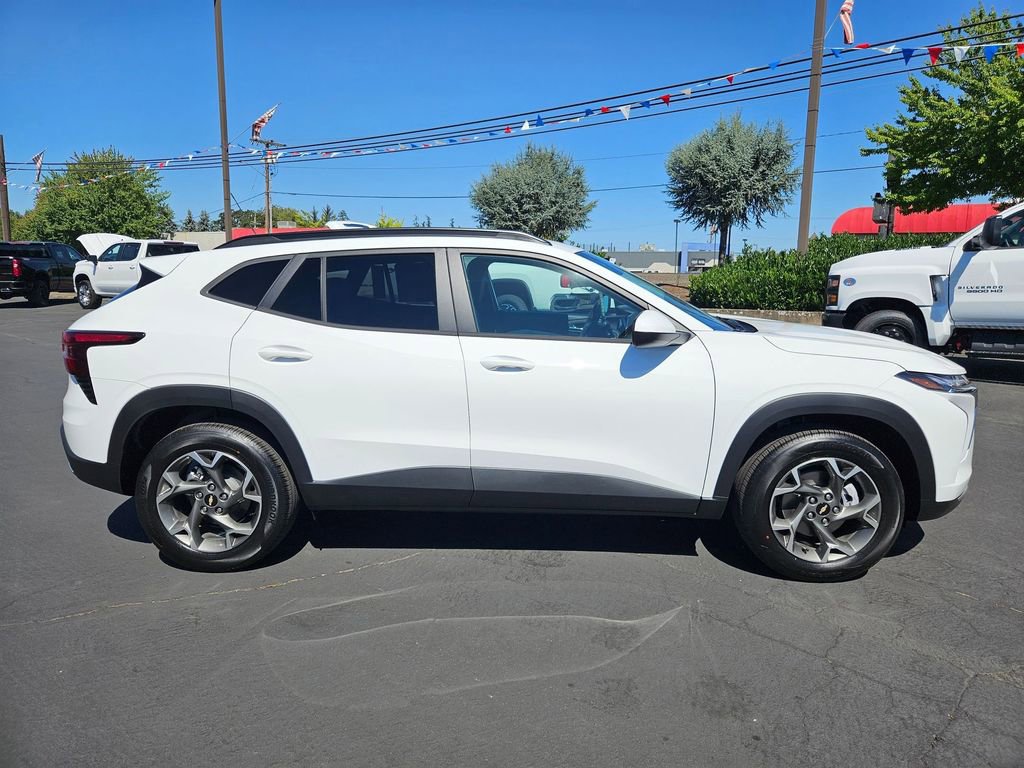 2025 Chevrolet Trax LT photo 5