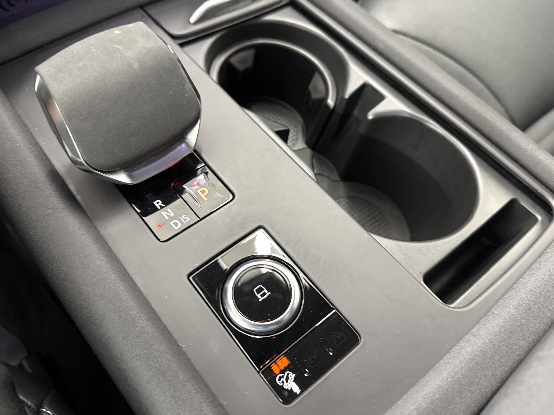 2024 Land Rover Discovery SE photo 25