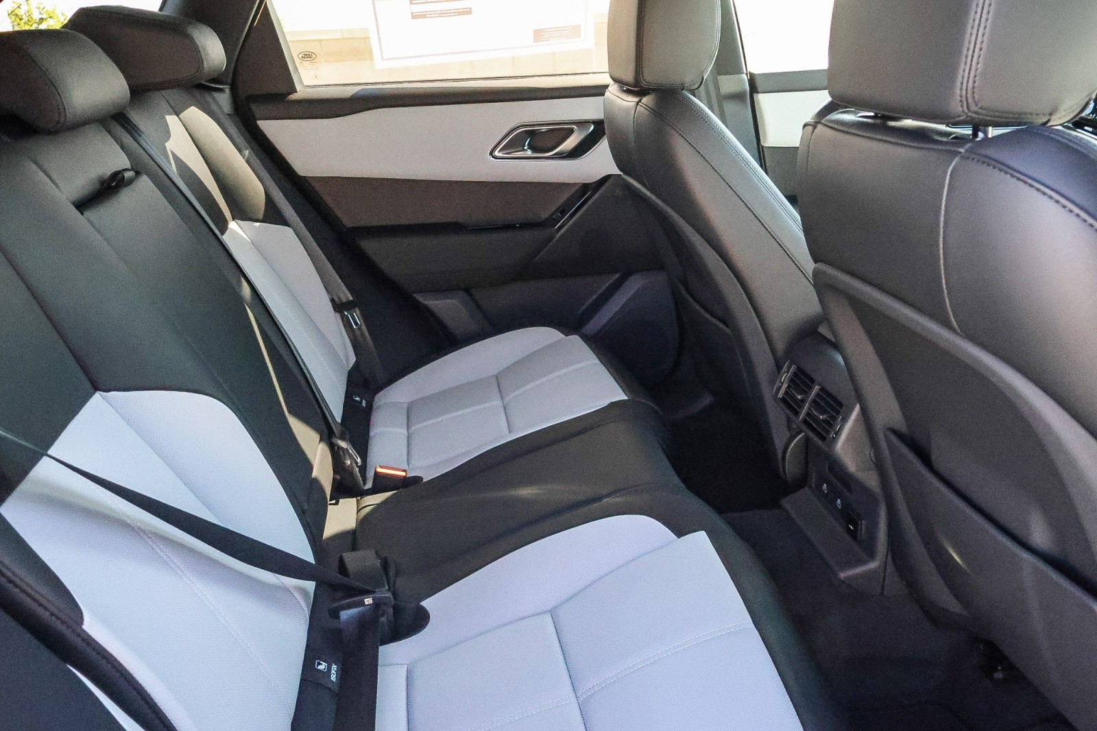 2026 Land Rover Range Rover Velar SE photo 10
