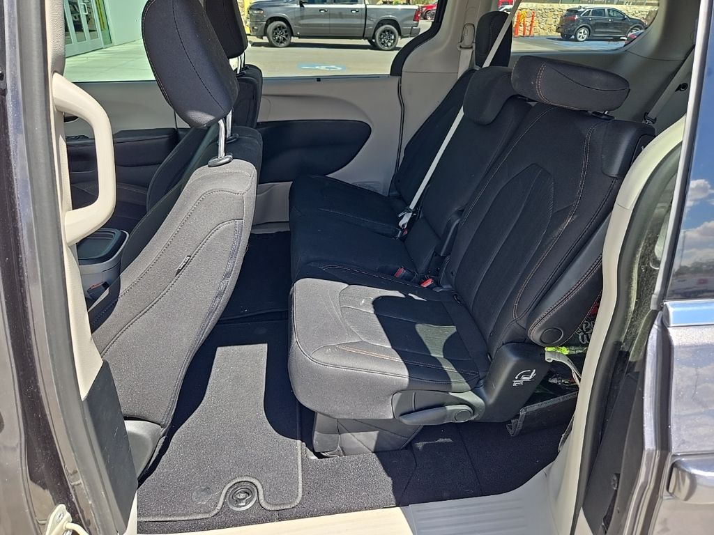 2020 Chrysler Pacifica Touring photo 13