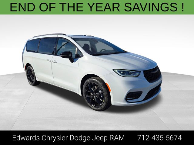 2026 Chrysler Pacifica Limited's photo