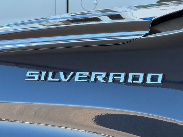 2022 Chevrolet Silverado 1500 LT photo 2