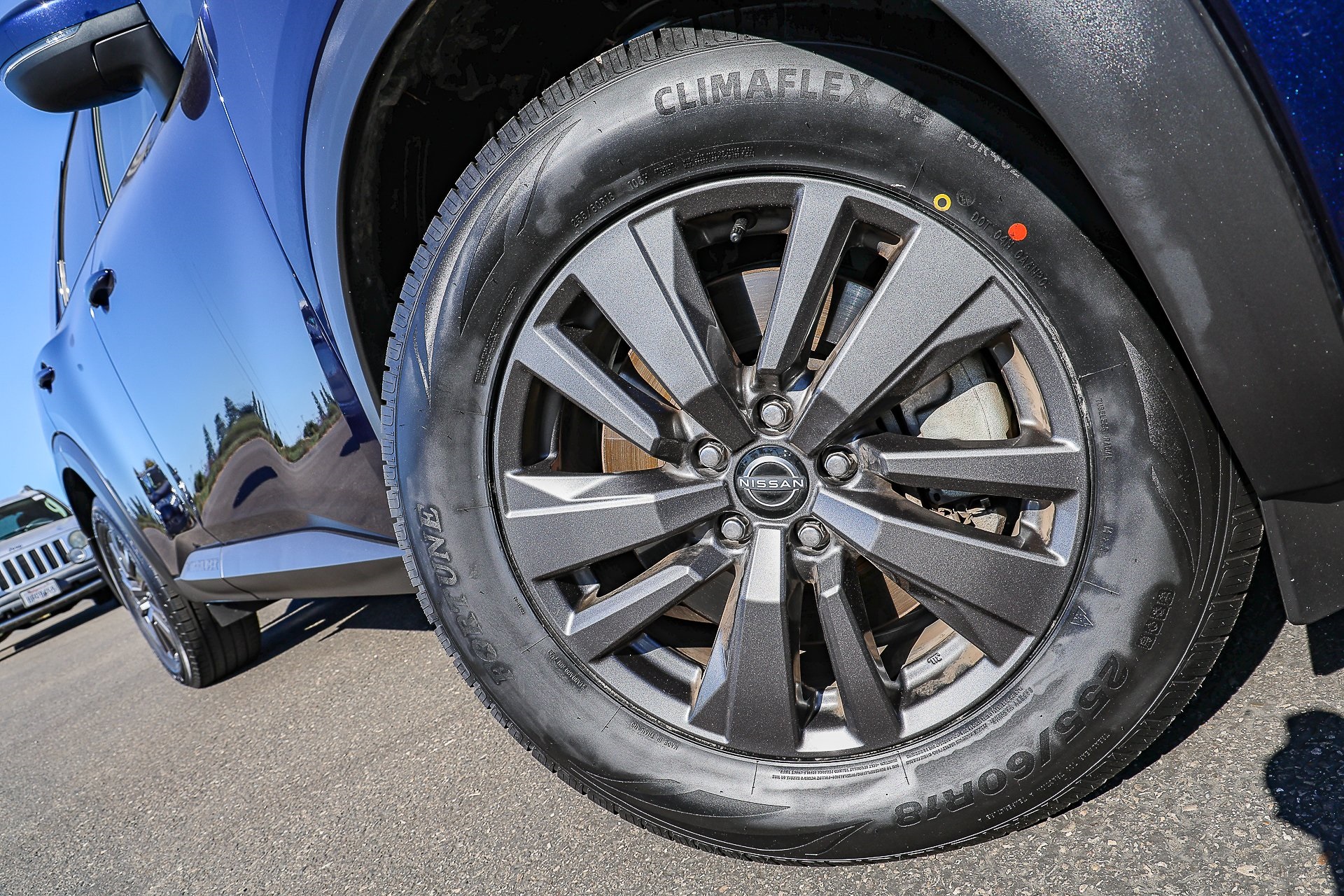 2022 Nissan Pathfinder SV photo 2