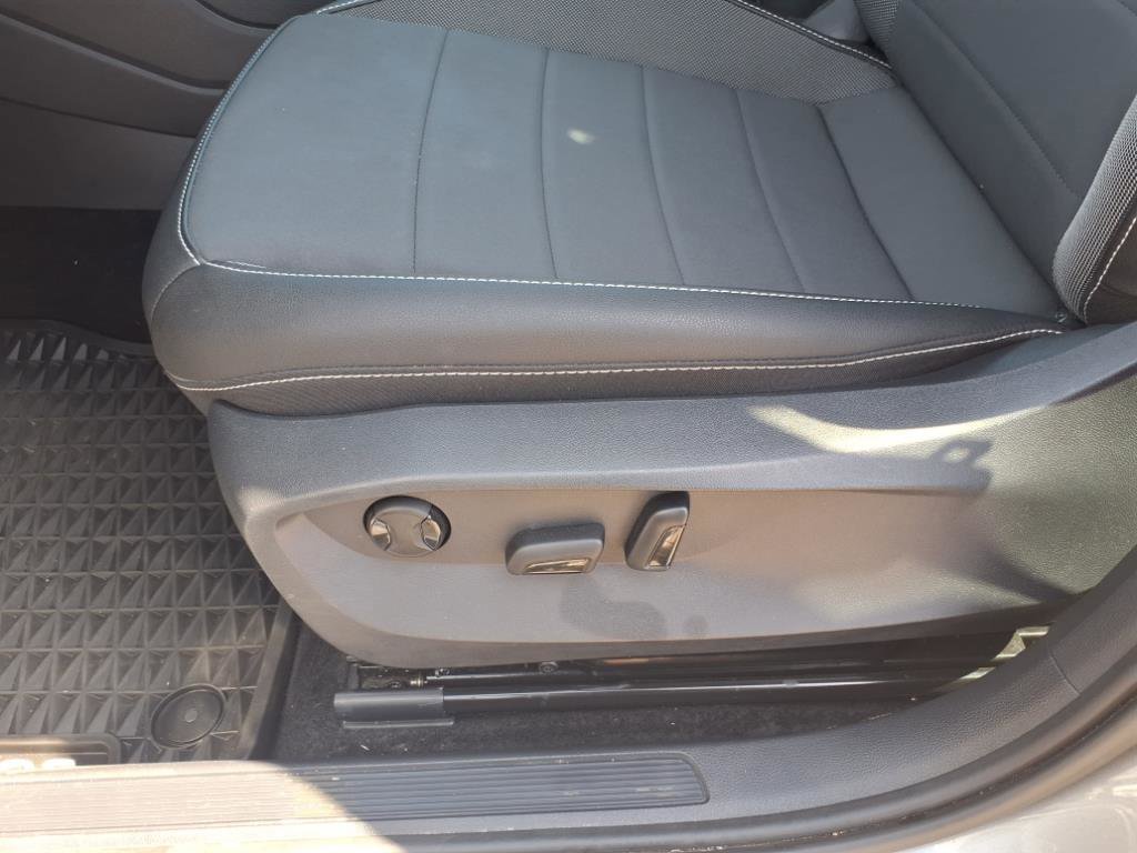 2024 Volkswagen Taos SE photo 3