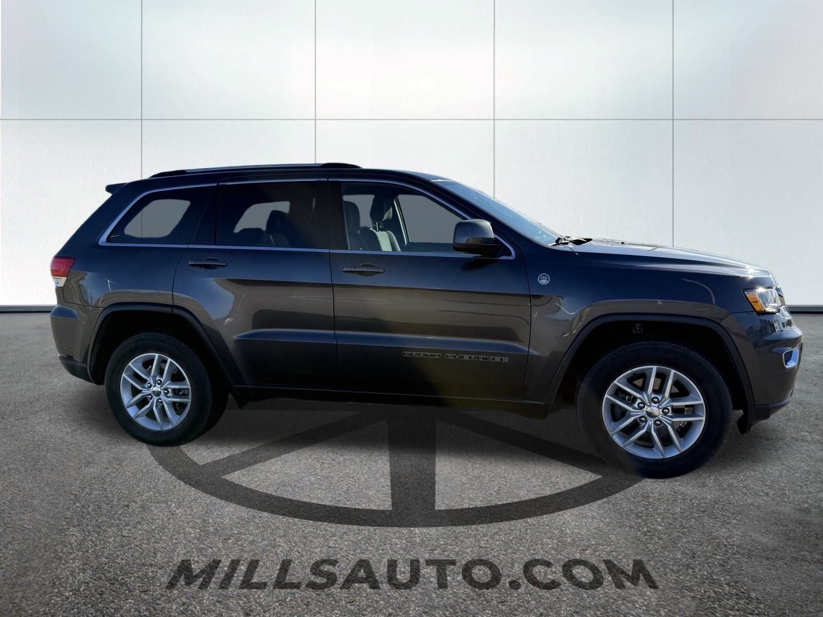 2017 Jeep Grand Cherokee Laredo photo 2