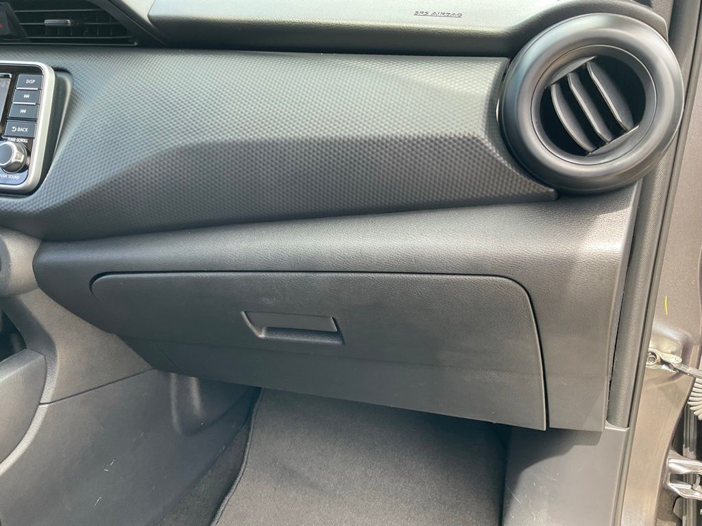 2021 Nissan Kicks S photo 12