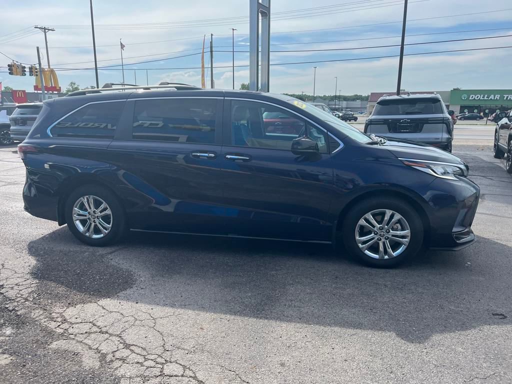 2022 Toyota Sienna XSE photo 16