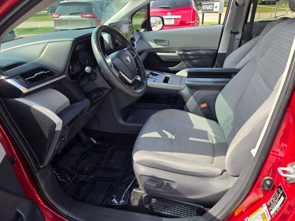 2021 Toyota Sienna LE photo 13