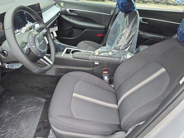 2025 Hyundai Sonata Hybrid SEL photo 2