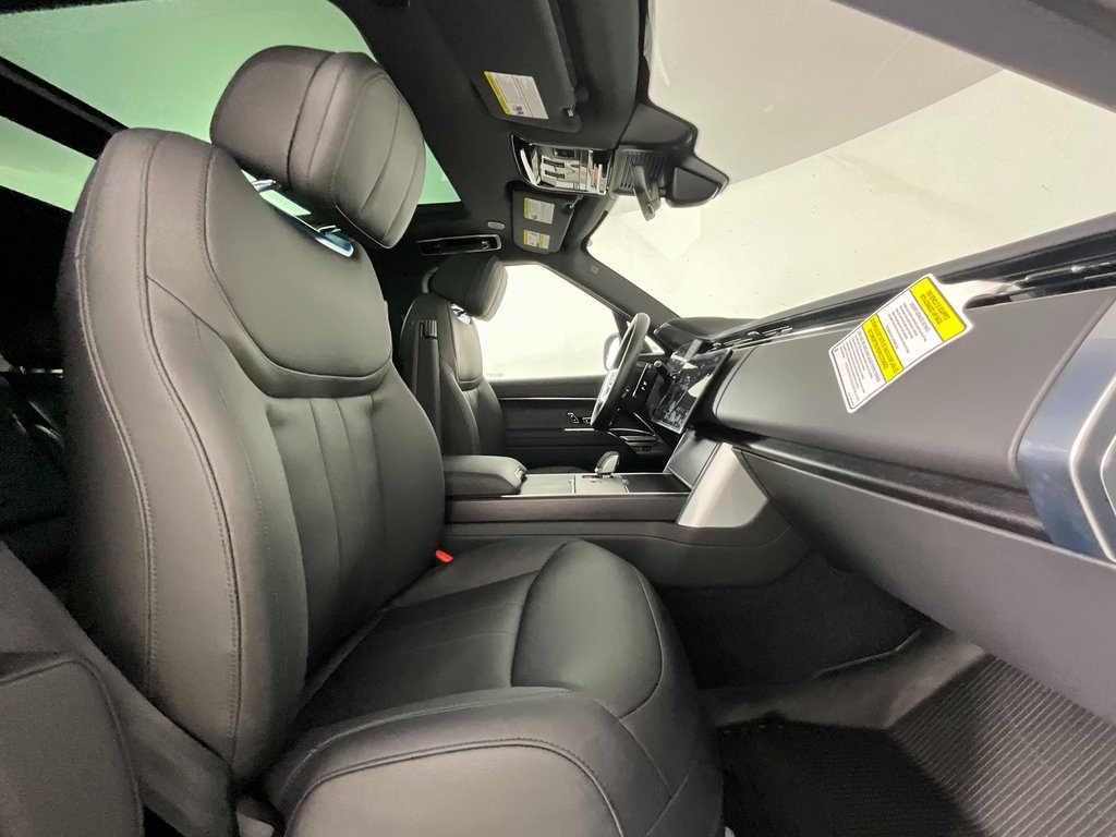 2025 Land Rover Range Rover SE photo 2