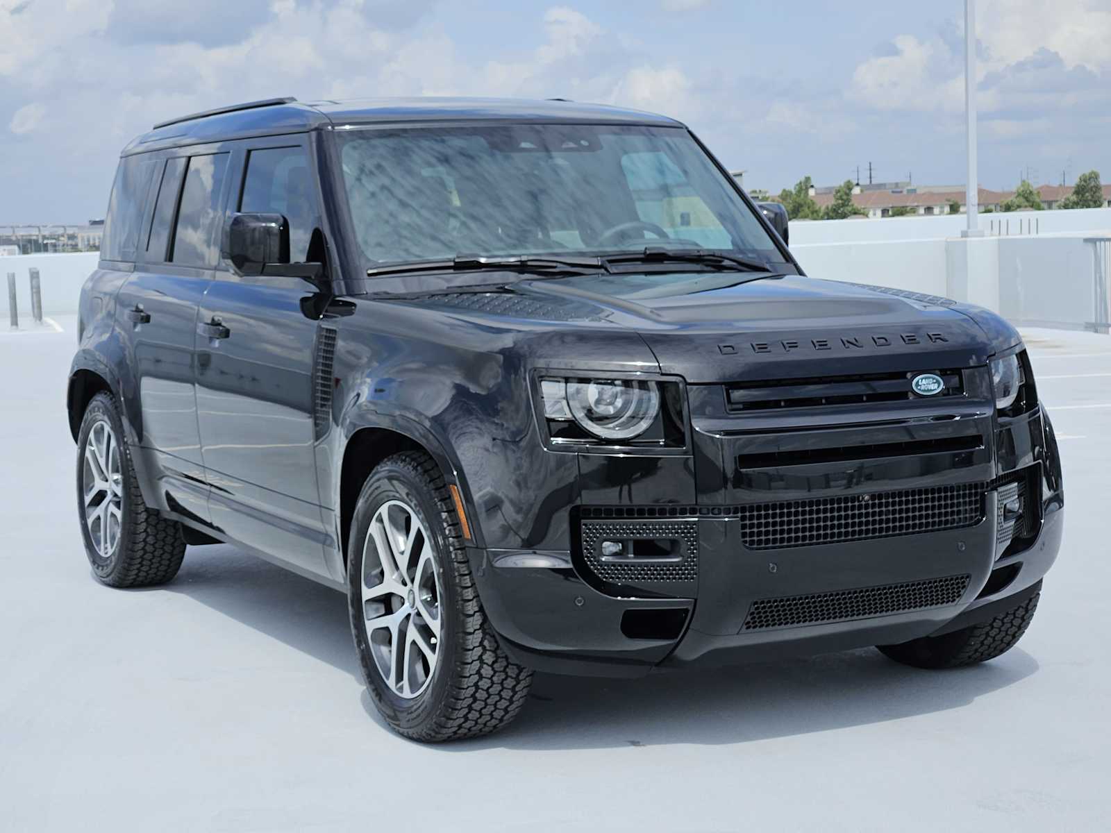 2025 Land Rover Defender 110 X-Dynamic SE photo 3
