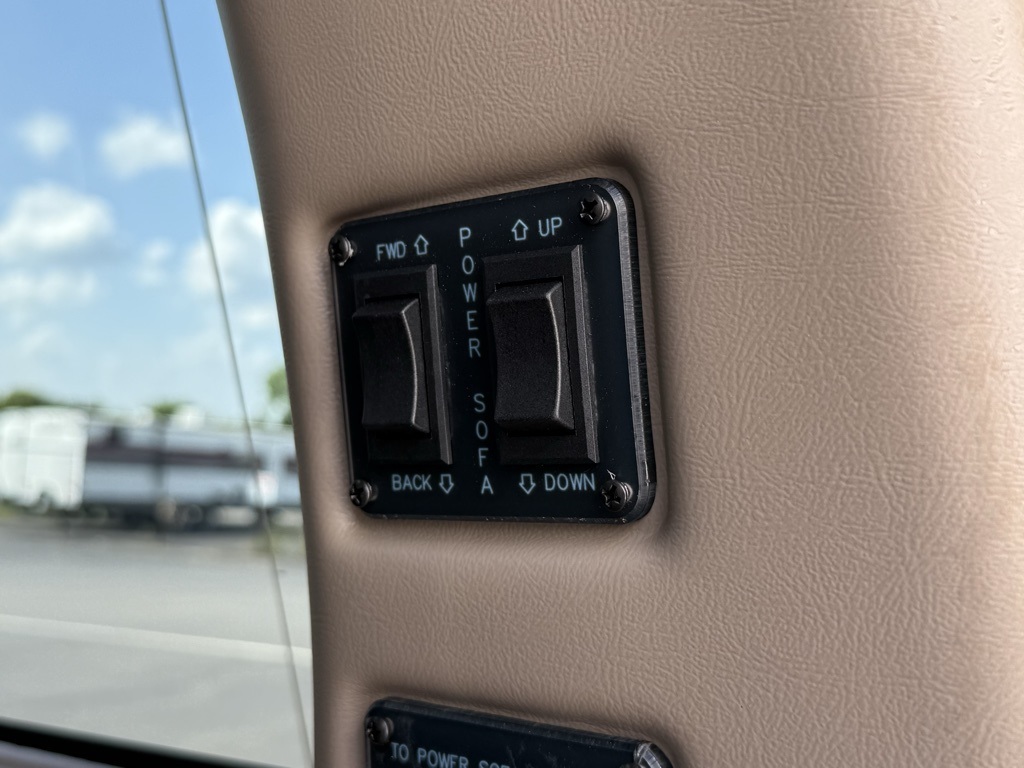 2025 Gmc Savana photo 3