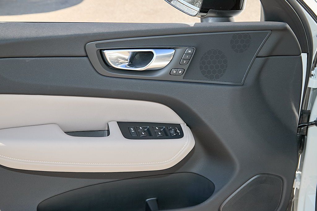 2026 VOLVO XC60 - Image 10