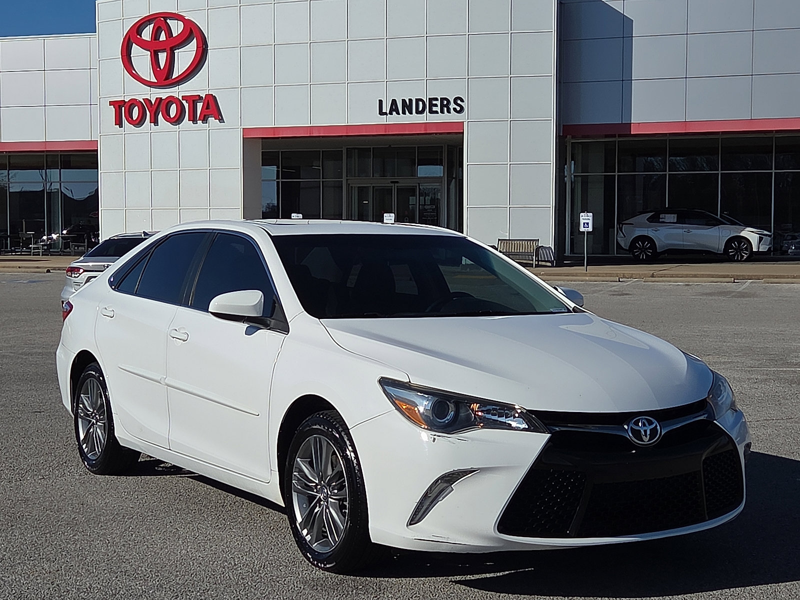 2017 Toyota Camry SE's photo