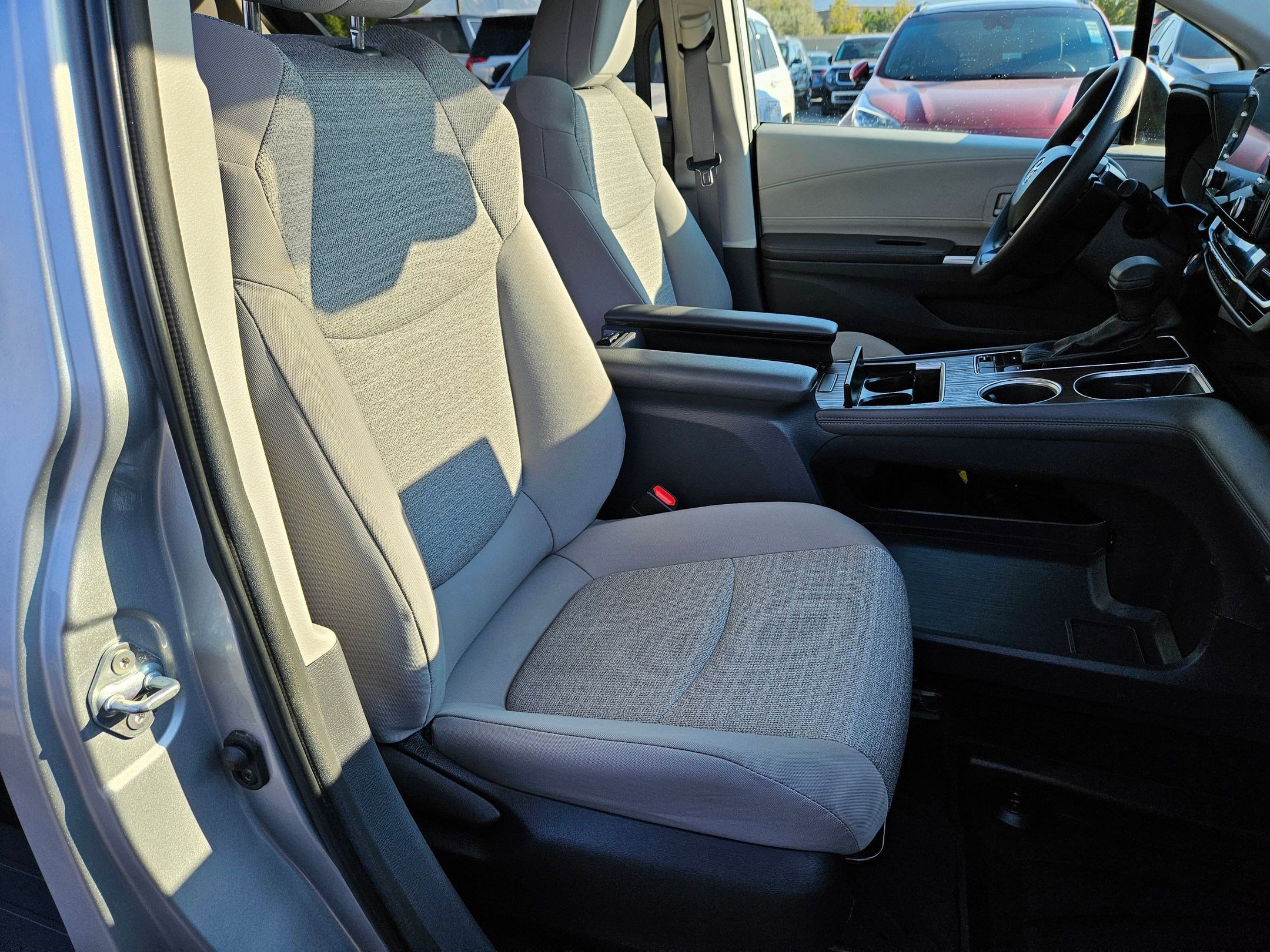 2023 Toyota Sienna LE photo 29