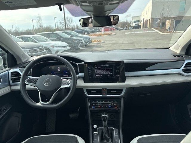 2025 Volkswagen Taos SE photo 14