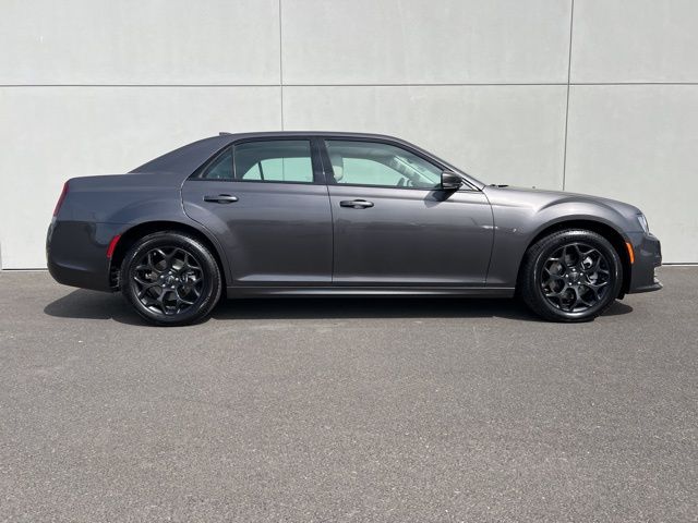 2023 Chrysler 300 Touring L photo 2