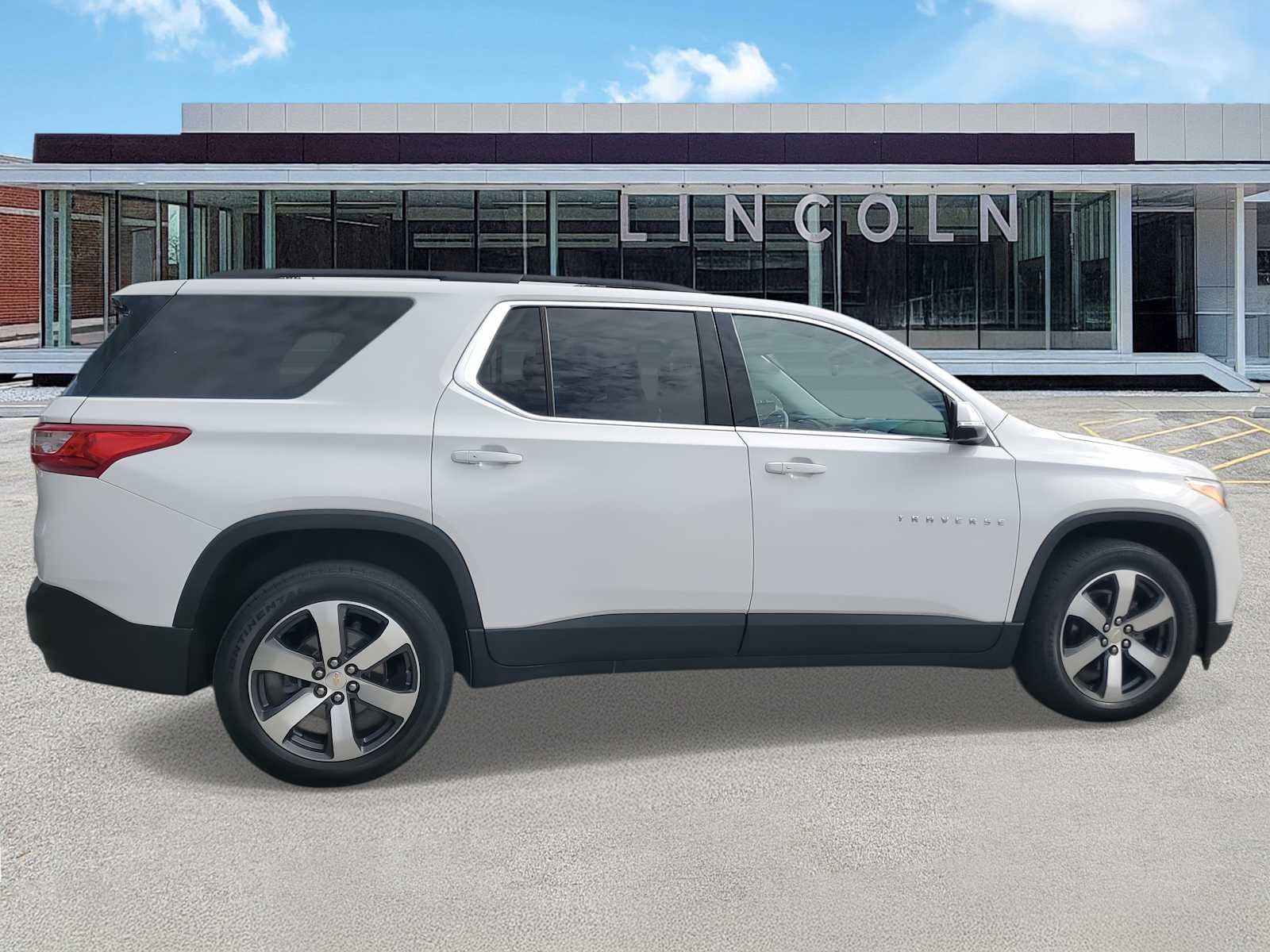 2021 Chevrolet Traverse Leather photo 2