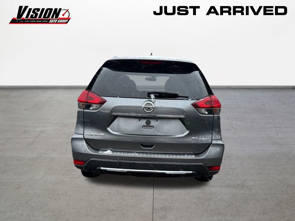 2017 Nissan Rogue SV photo 4