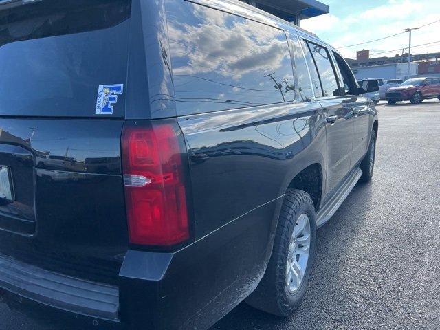 2015 Chevrolet Suburban LT photo 4