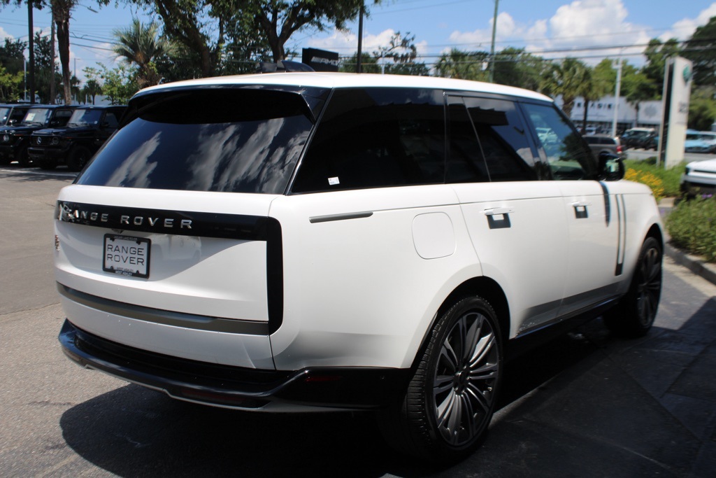 2024 Land Rover Range Rover SE photo 3