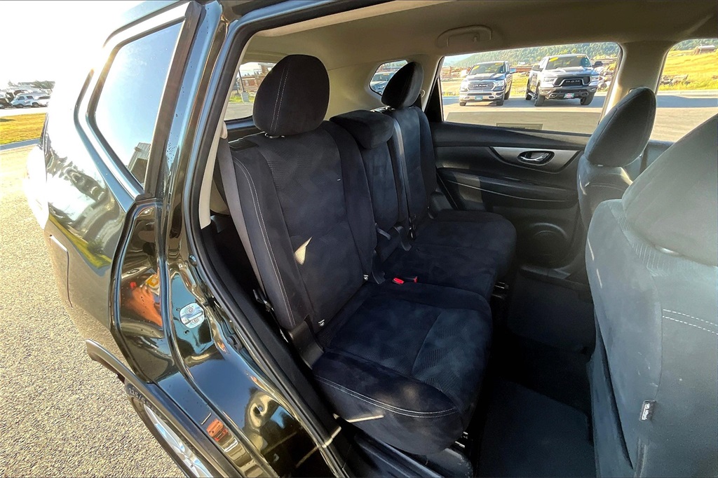 2016 Nissan Rogue SV photo 25