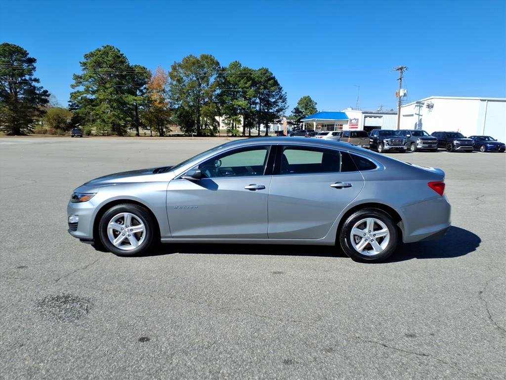 2024 Chevrolet Malibu 1LT photo 2