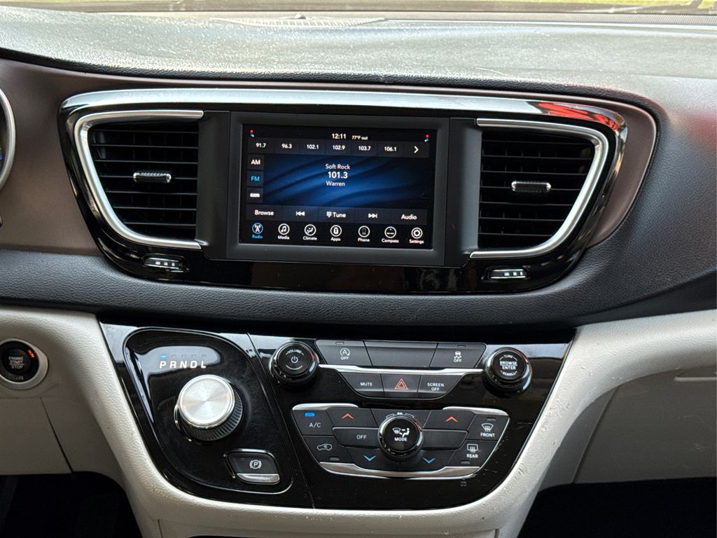 2020 Chrysler Voyager LXi photo 17