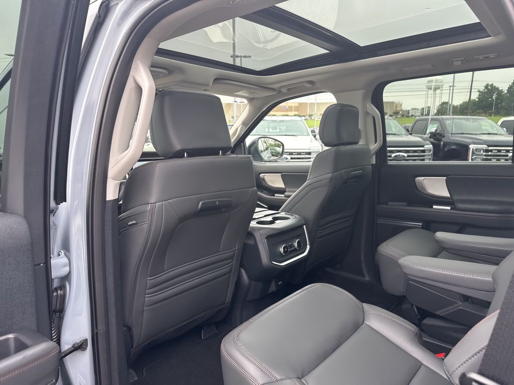 2025 Ford Expedition photo 16