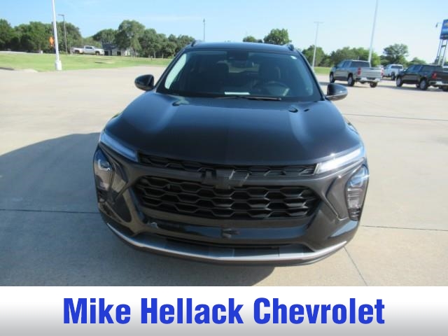 2025 Chevrolet Trax LT photo 2