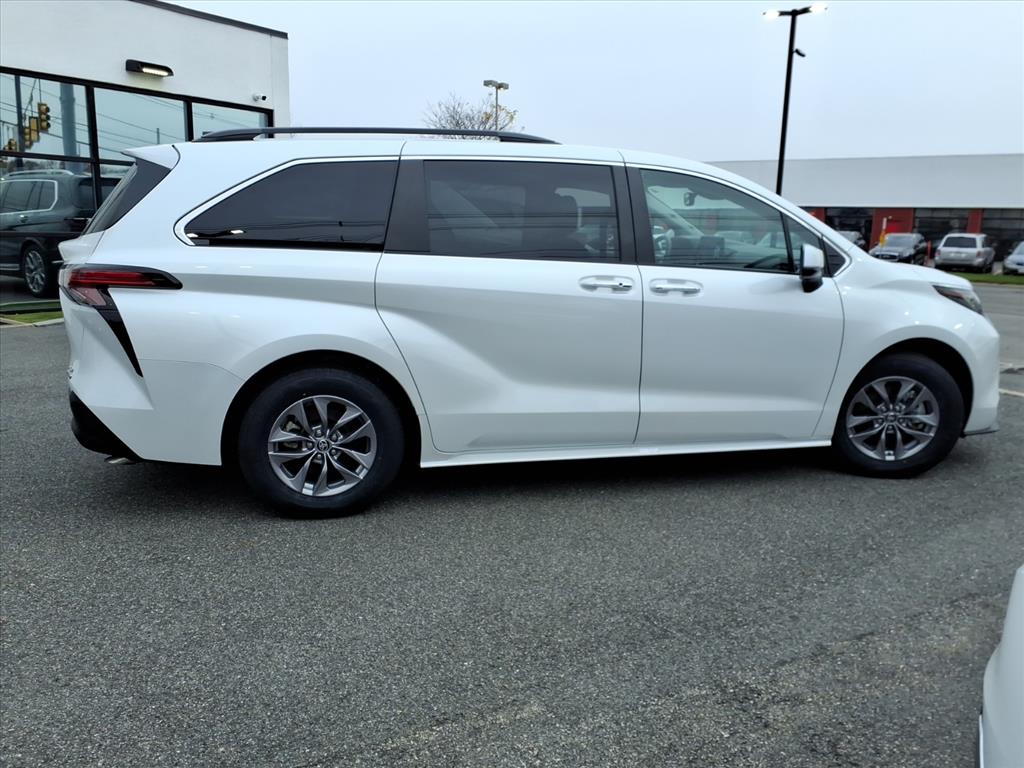 2022 Toyota Sienna XLE photo 4