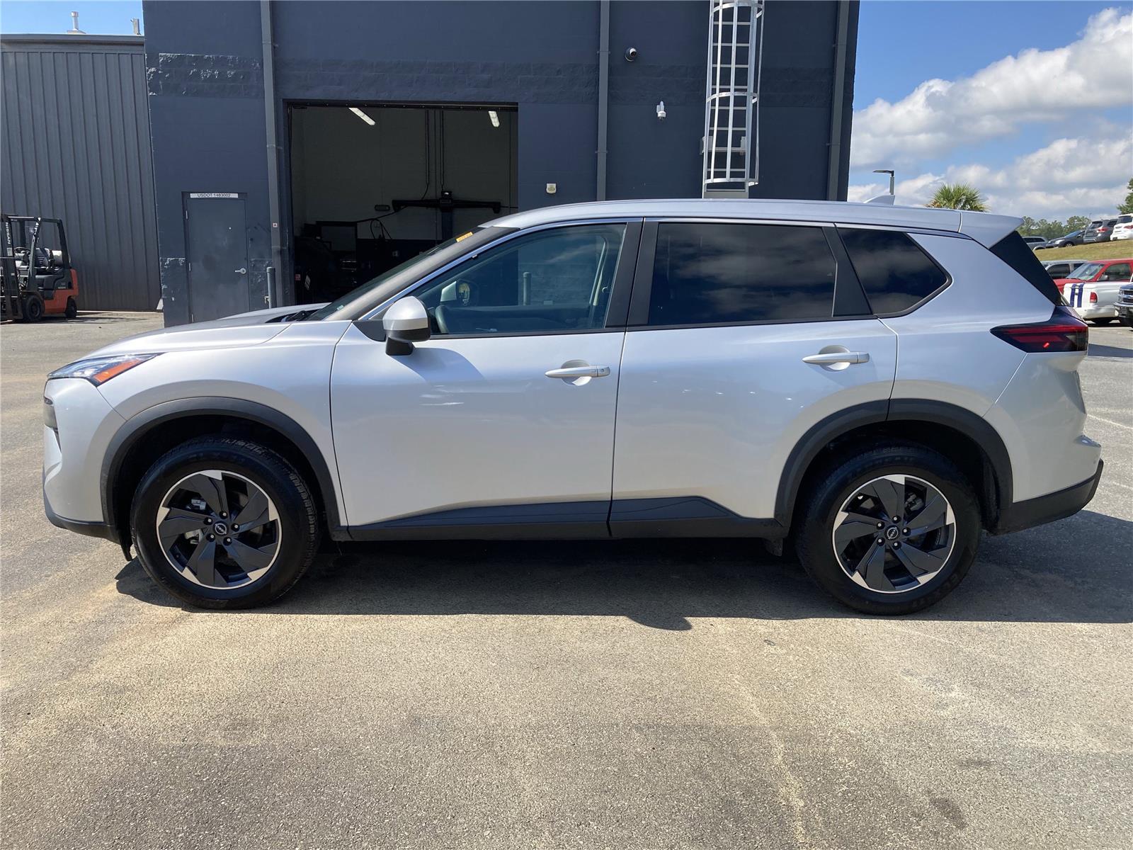 2024 Nissan Rogue SV photo 4