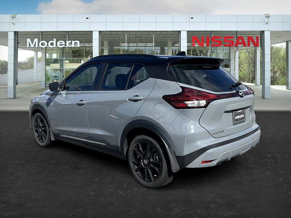 2022 Nissan Kicks SR photo 3