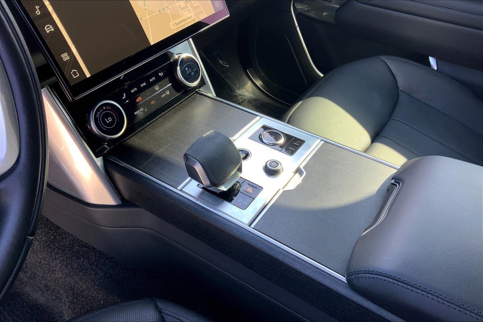 2023 Land Rover Range Rover SE photo 16