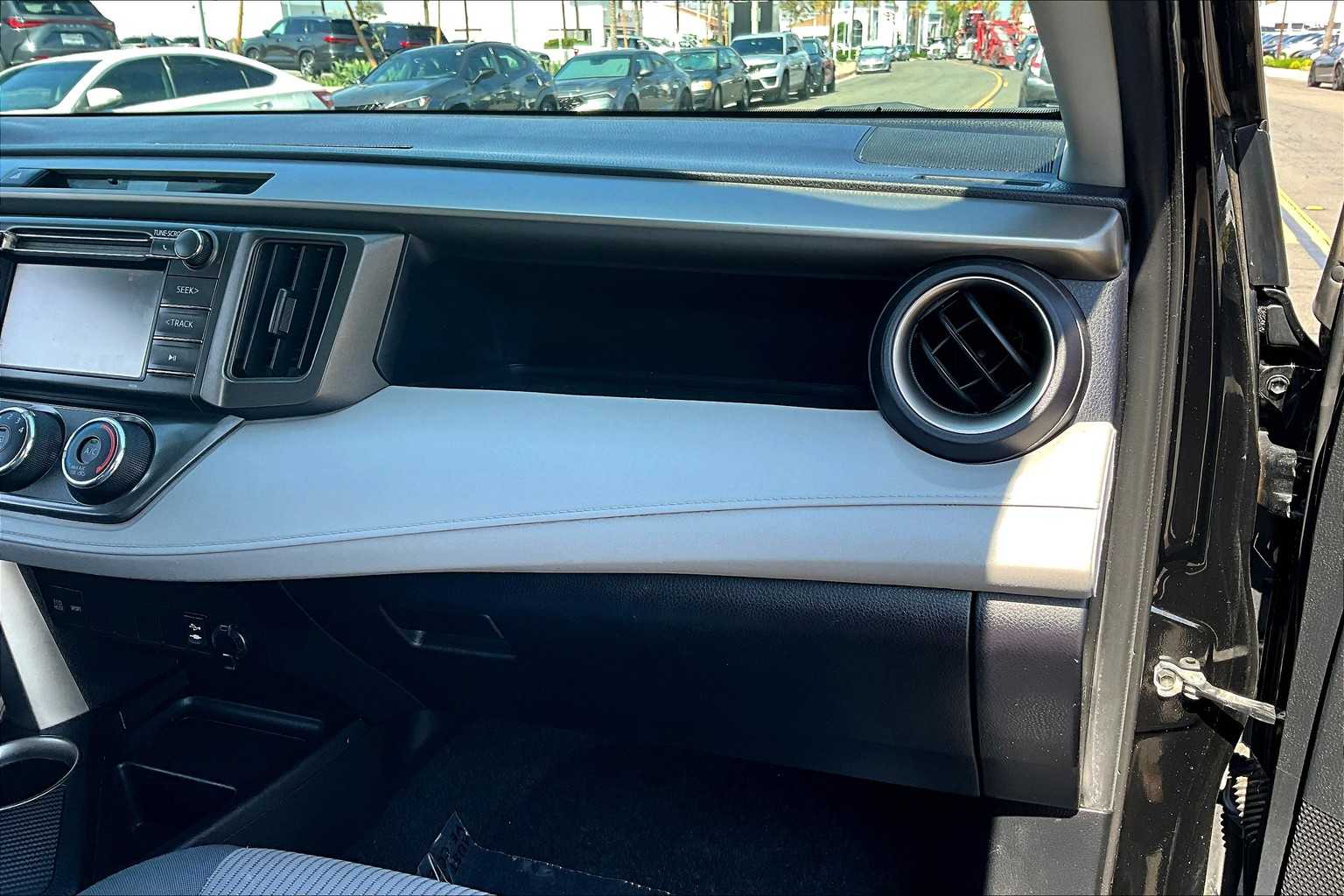 2014 Toyota RAV4 LE photo 17