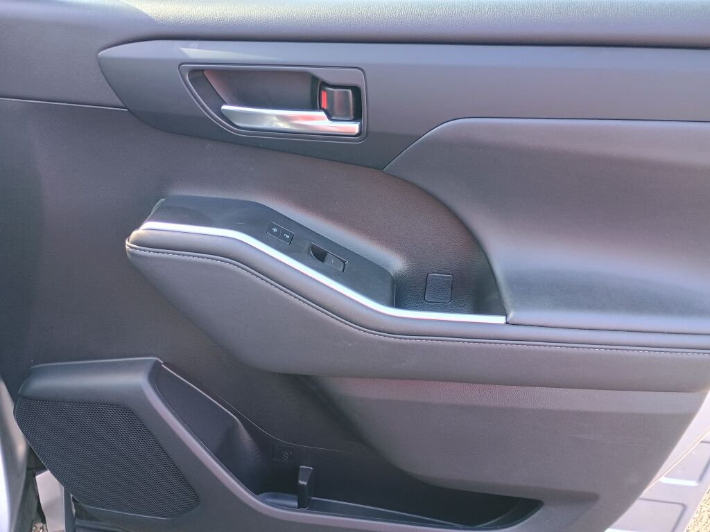 2021 Toyota Highlander XLE photo 22