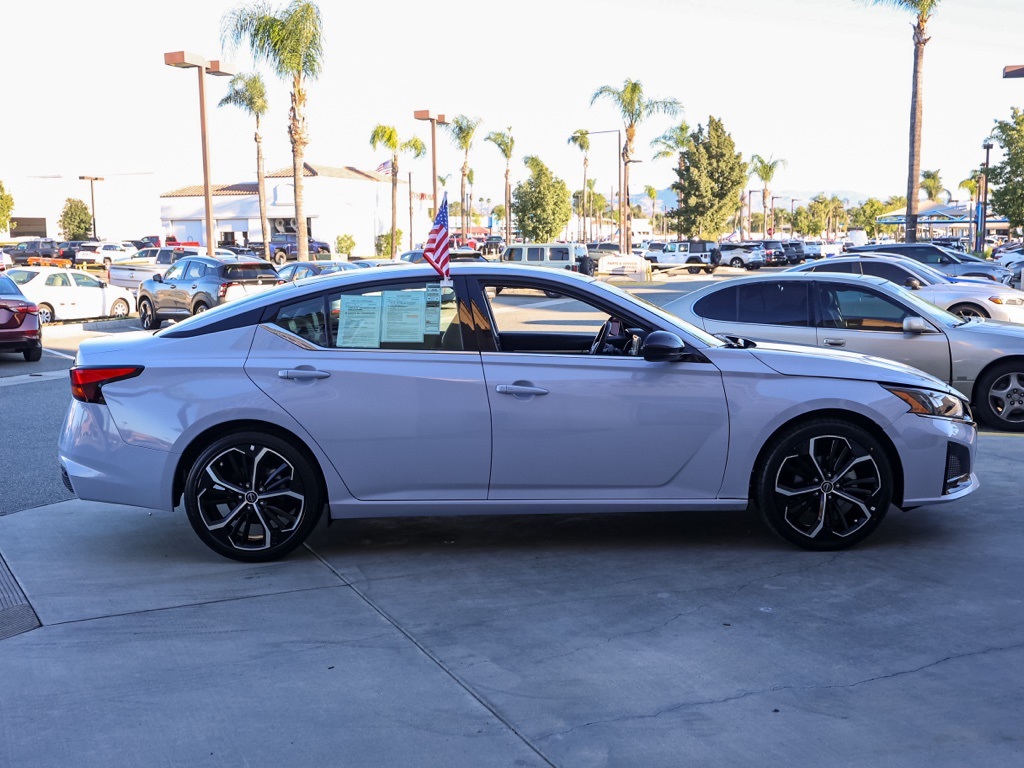 2024 Nissan Altima 2.5 SR photo 2