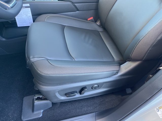 2025 Nissan Pathfinder SL photo 2