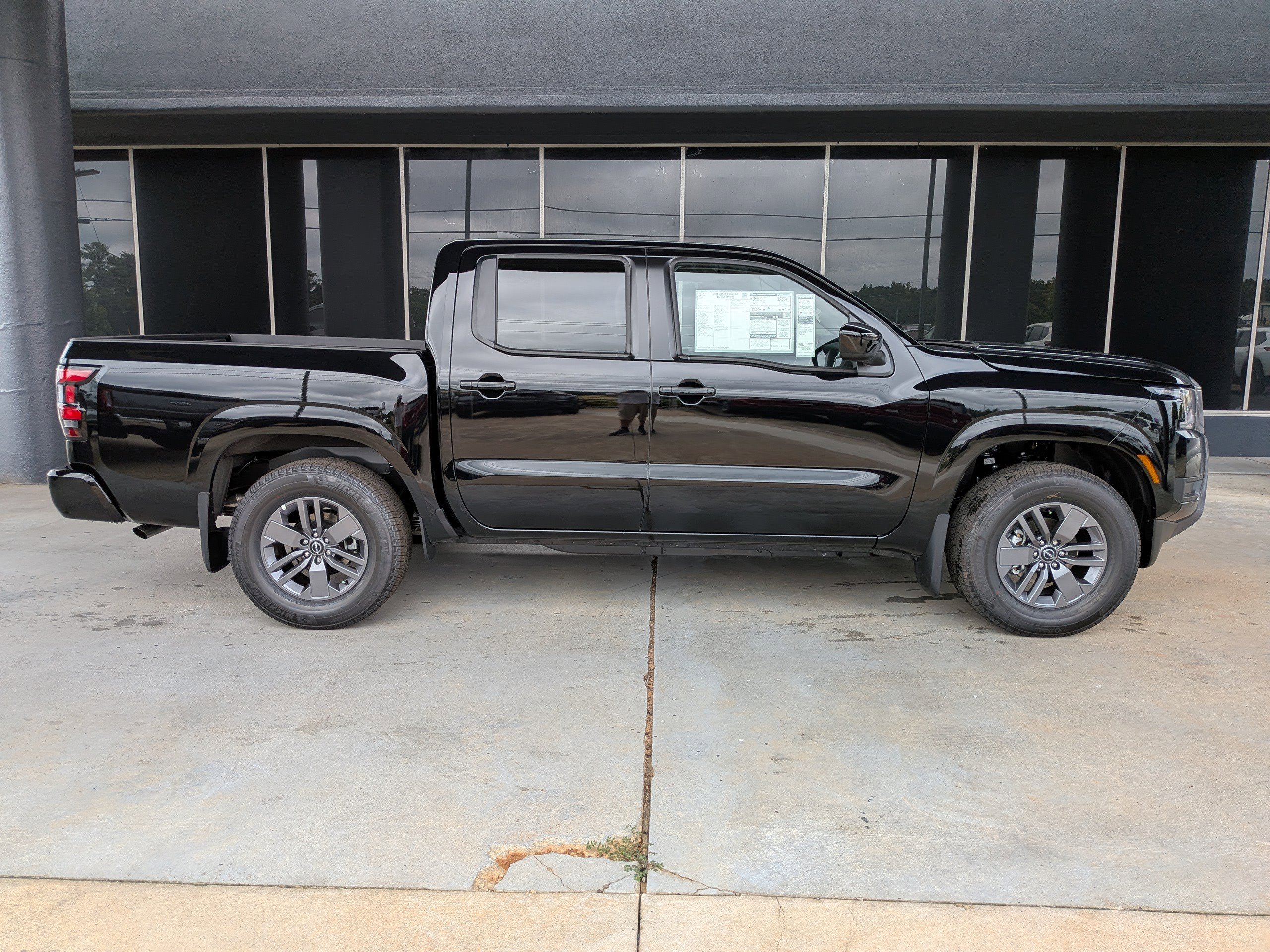 2025 Nissan Frontier SV photo 2