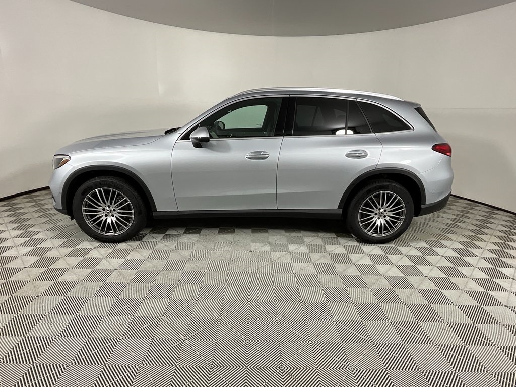 2025 Mercedes Benz GLC 300 photo 2